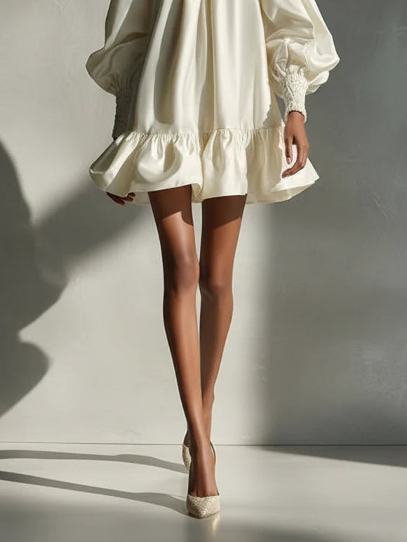Vestido corto beige de satén con manga abullonada y volante