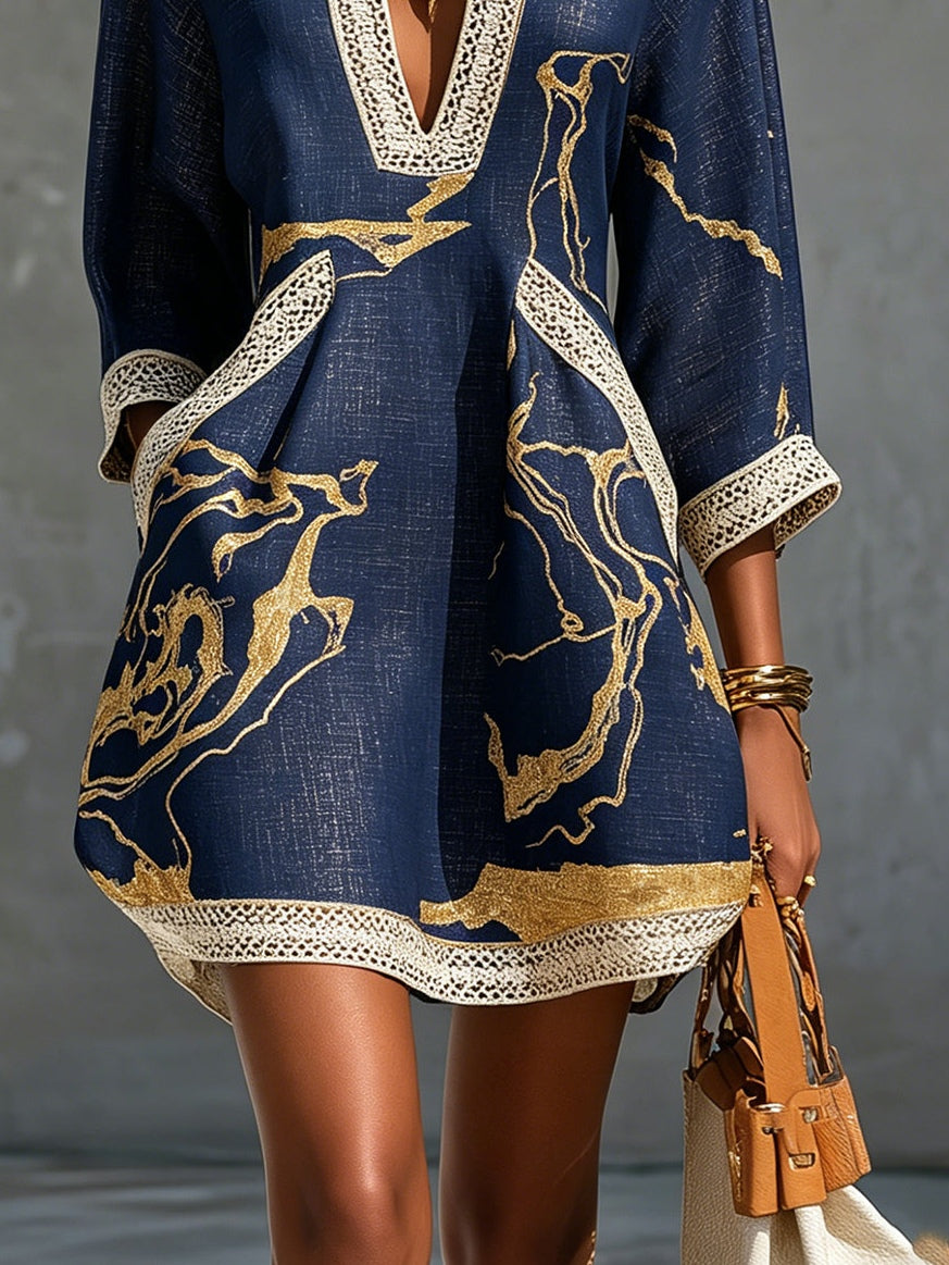 Vestido corto azul marino con estampado dorado y crochet