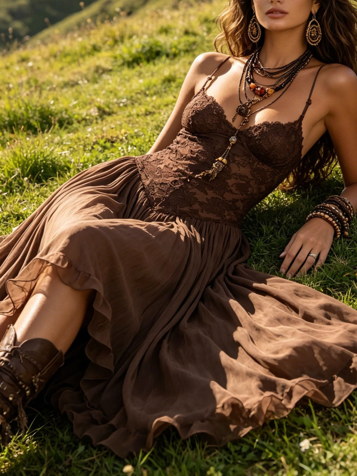 Vestido largo de gasa marrón oscuro con paneles de encaje