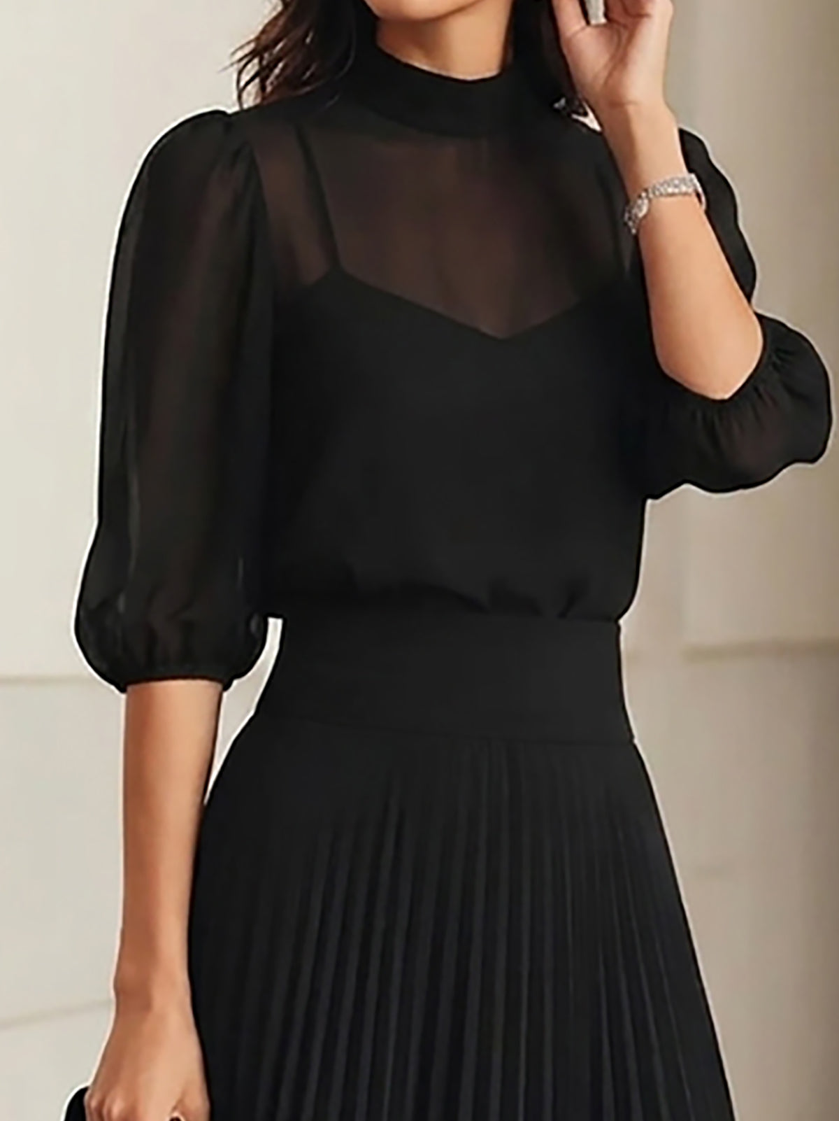 Conjunto de tres piezas: top de gasa y falda midi plisada en negro
