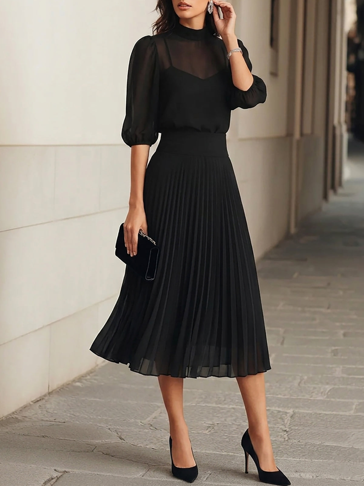 Conjunto de tres piezas: top de gasa y falda midi plisada en negro