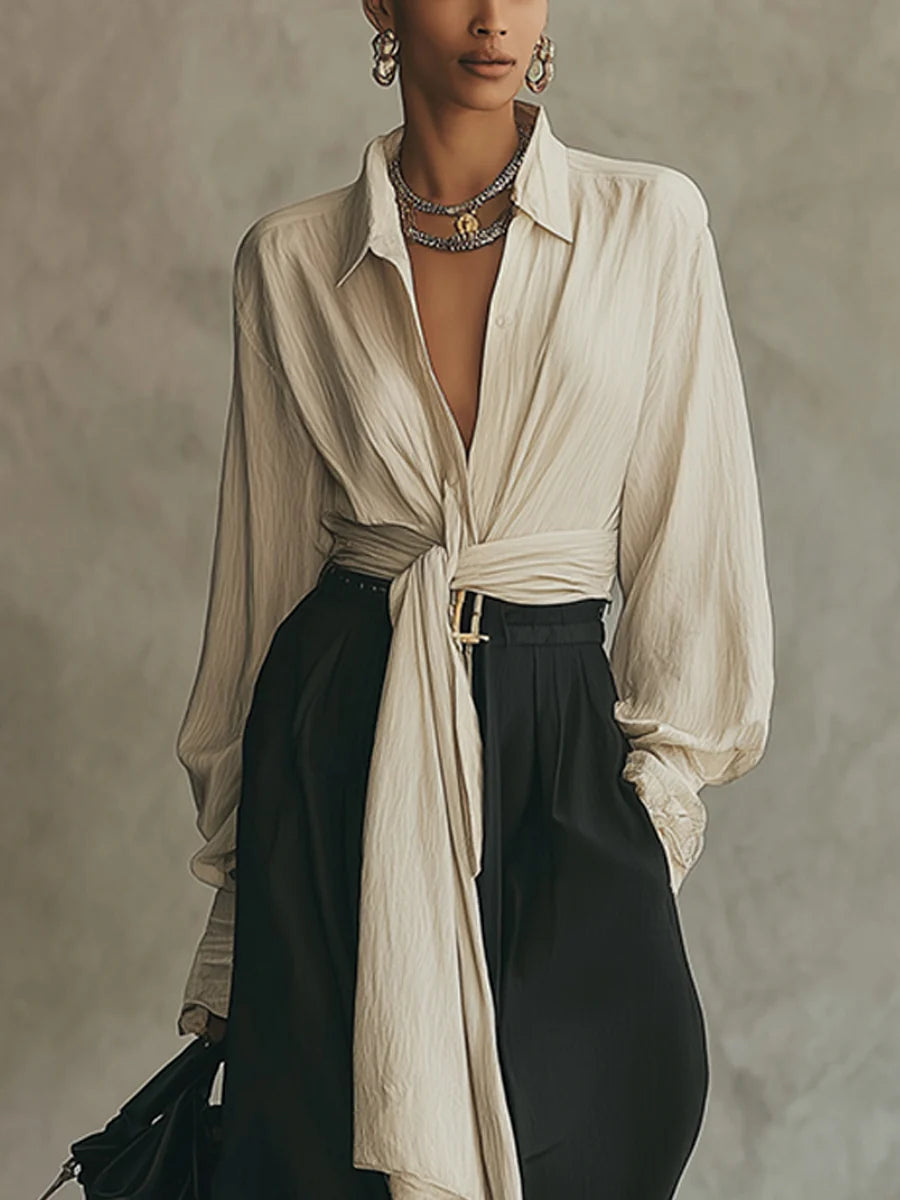 Conjunto de camisa beige anudada y pantalón negro