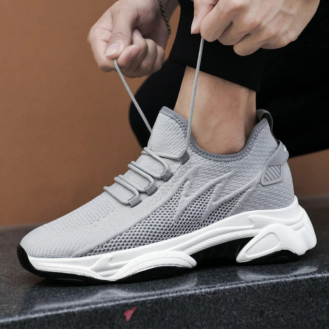 LEVANTE — Zapatilla ligera con alza de 9 cm