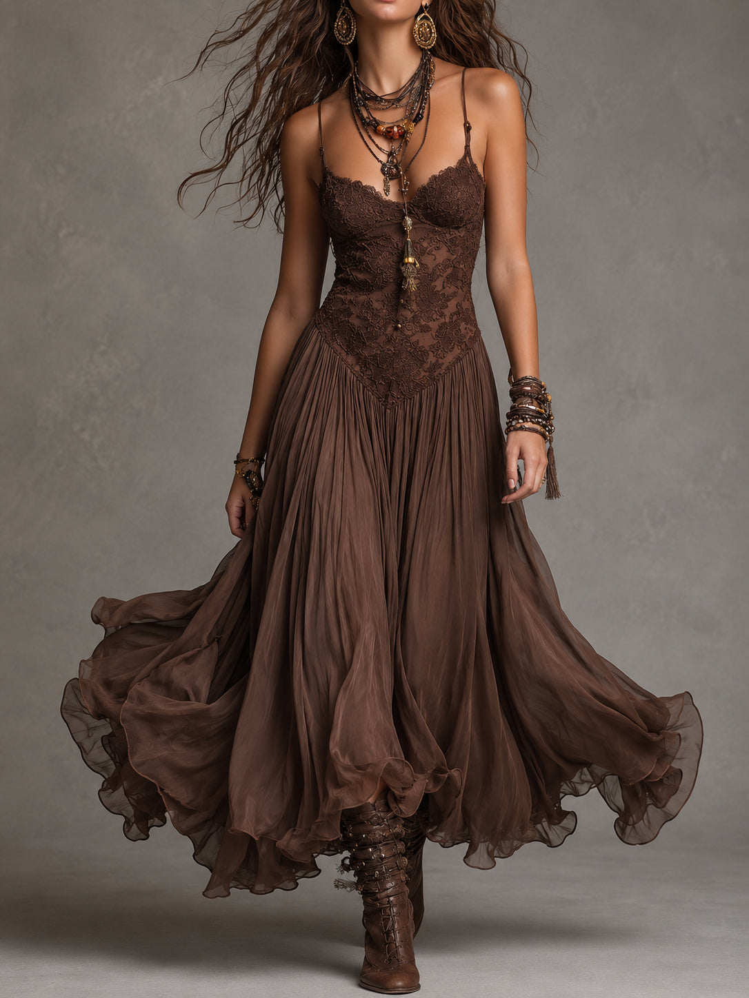 Vestido largo de gasa marrón oscuro con paneles de encaje