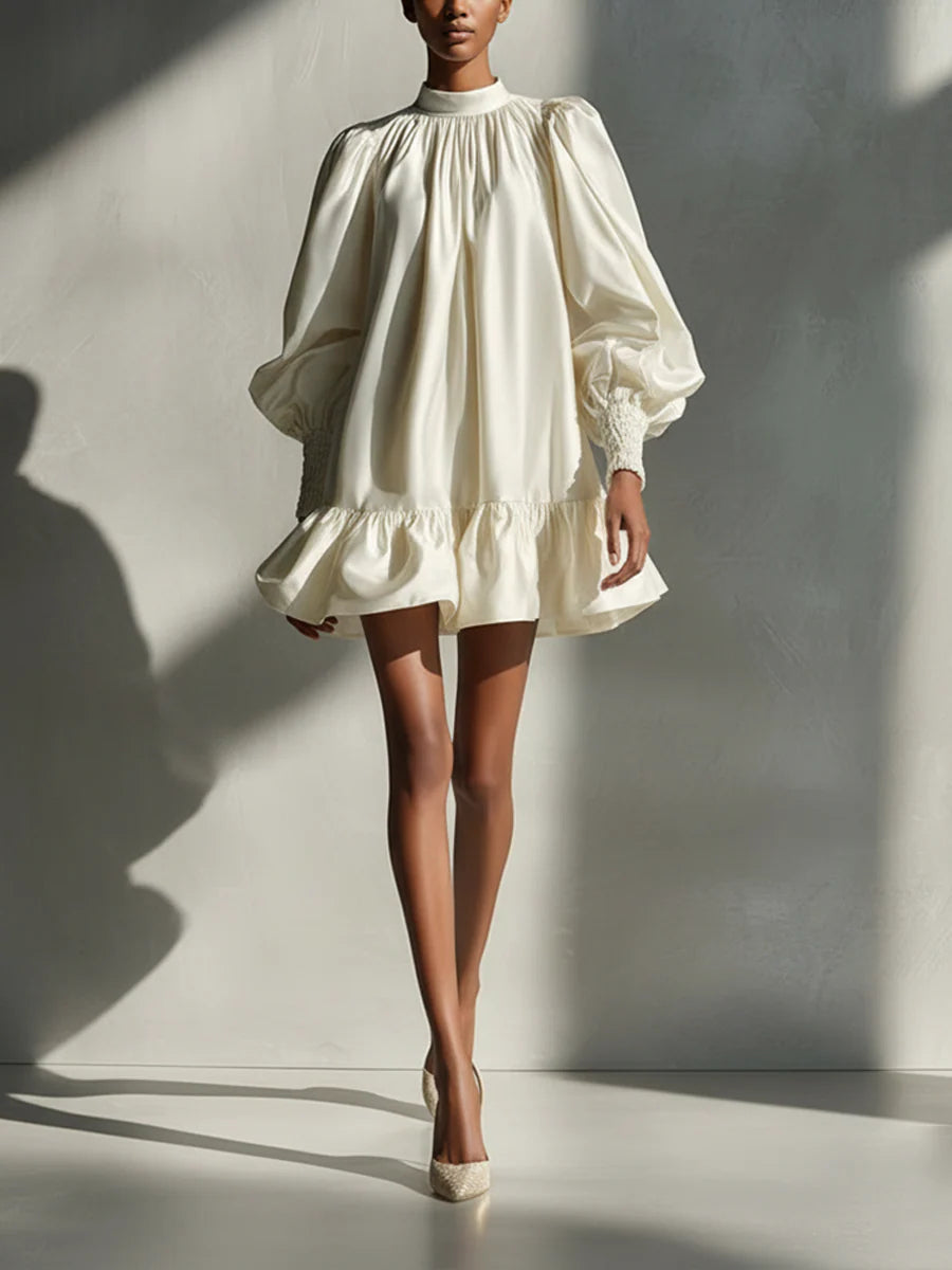 Vestido corto beige de satén con manga abullonada y volante