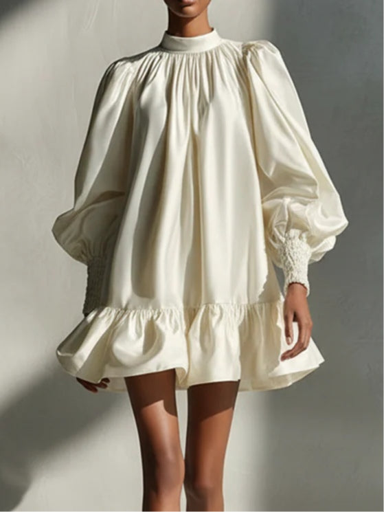 Vestido corto beige de satén con manga abullonada y volante