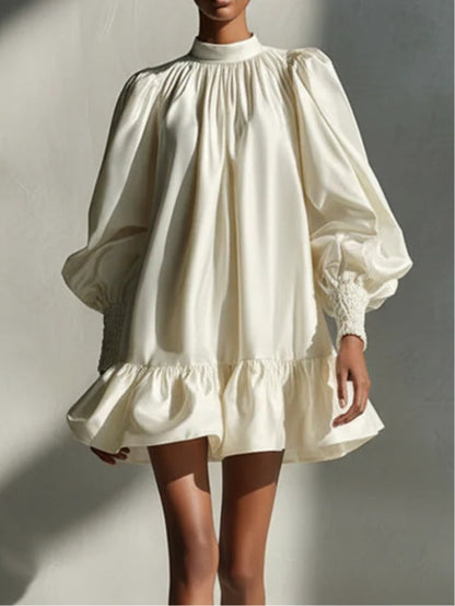 Vestido corto beige de satén con manga abullonada y volante