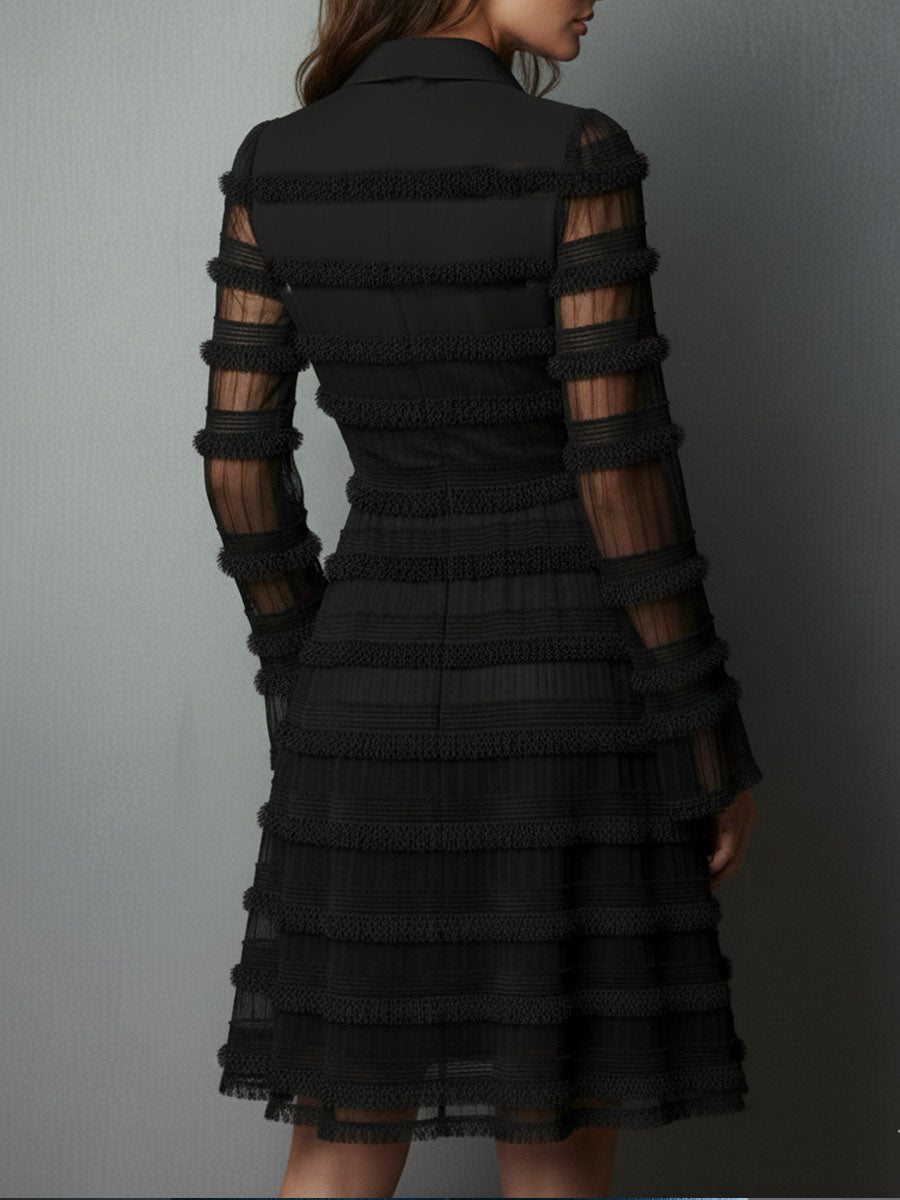 Vestido corto negro con flecos y transparencias por capas