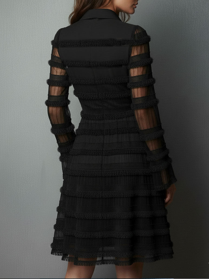 Vestido corto negro con flecos y transparencias por capas