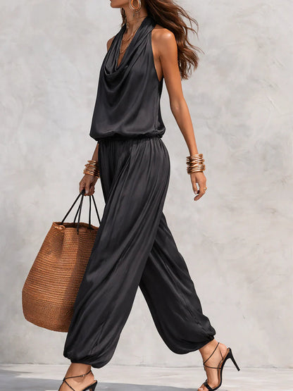 Conjunto de top halter y pantalón plisado en negro
