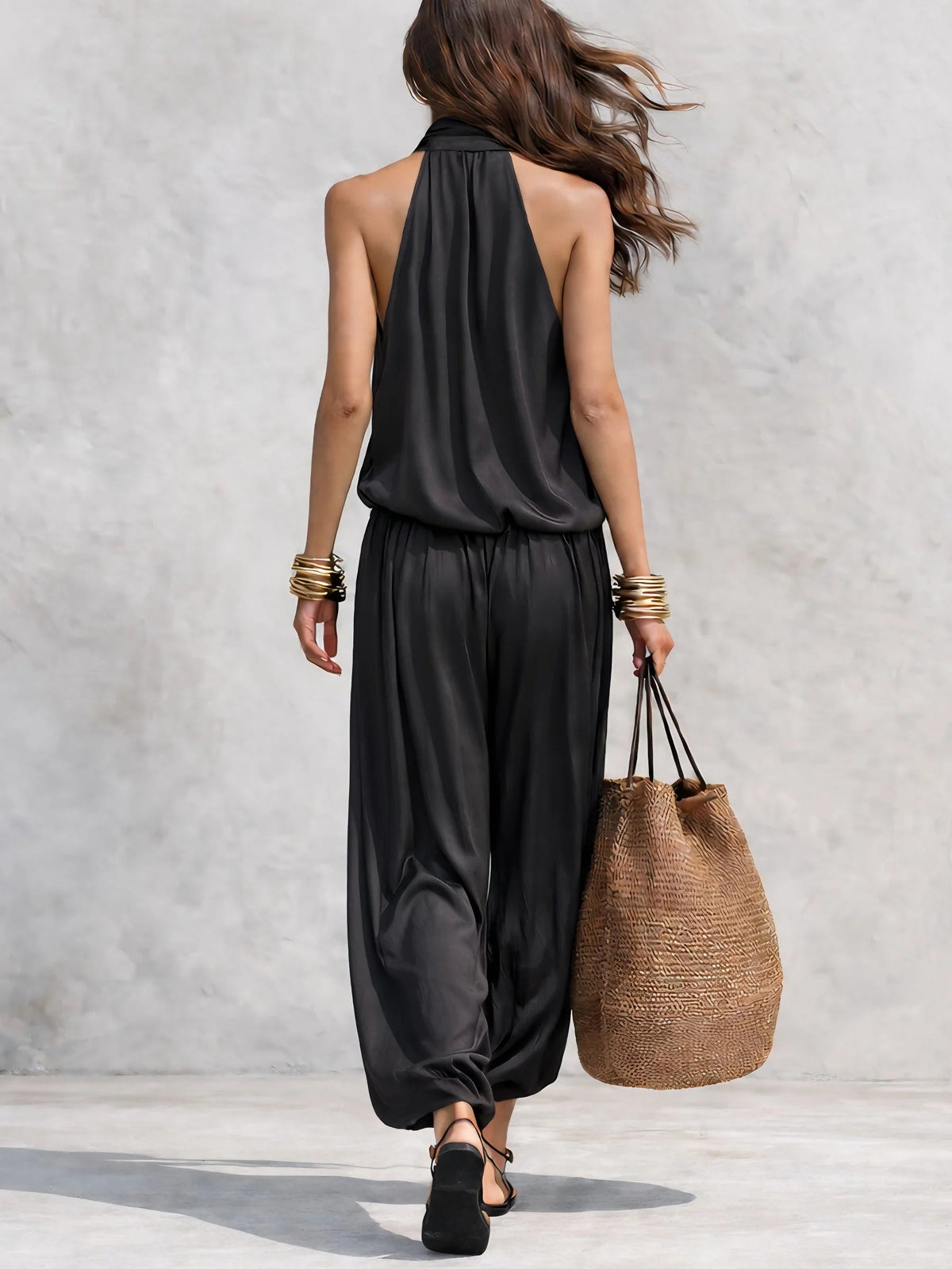 Conjunto de top halter y pantalón plisado en negro