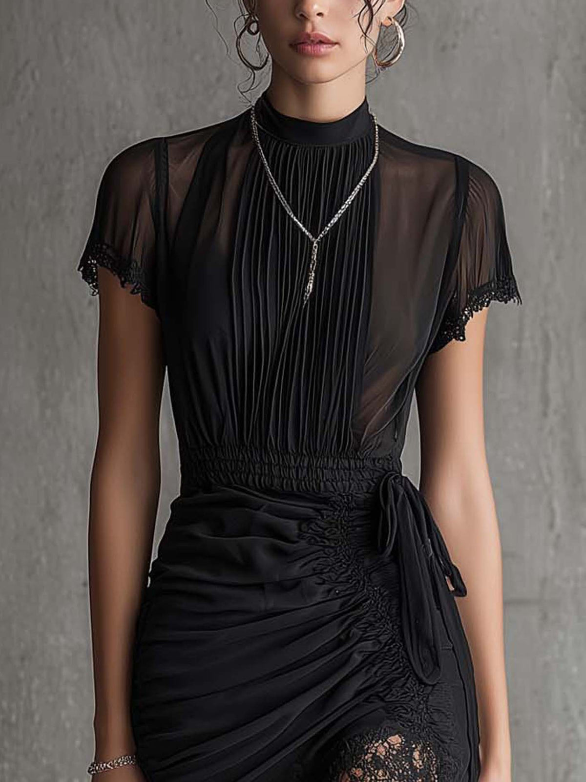 Vestido corto negro de gasa plisada con encaje