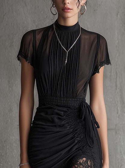 Vestido corto negro de gasa plisada con encaje