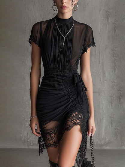 Vestido corto negro de gasa plisada con encaje