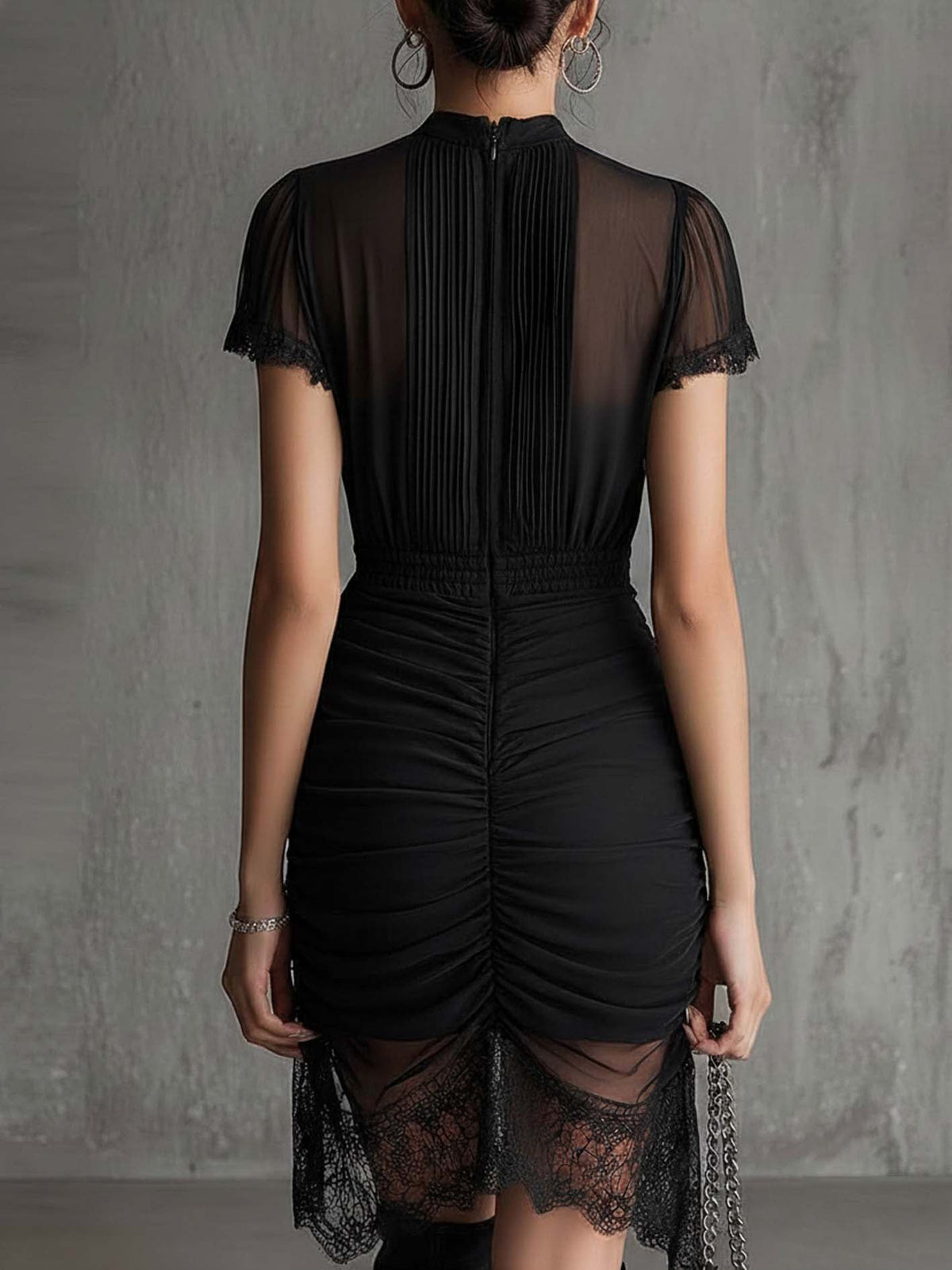 Vestido corto negro de gasa plisada con encaje