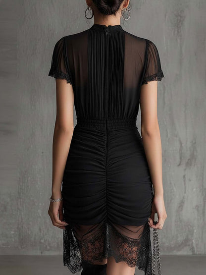 Vestido corto negro de gasa plisada con encaje