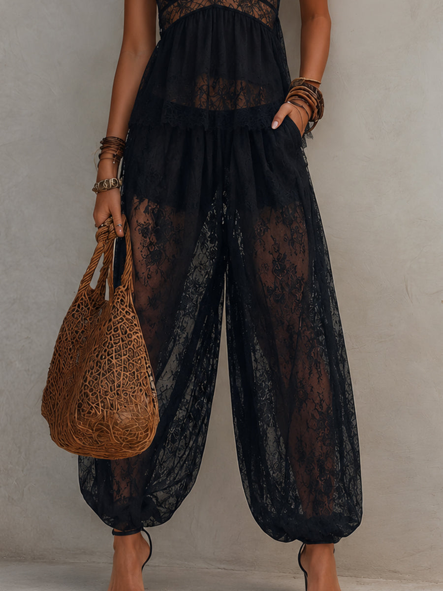 Conjunto de top negro con encaje y pantalón bombacho