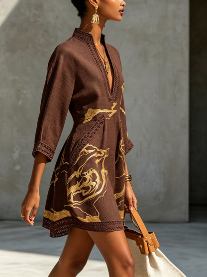 Vestido corto negro con estampado dorado y crochet