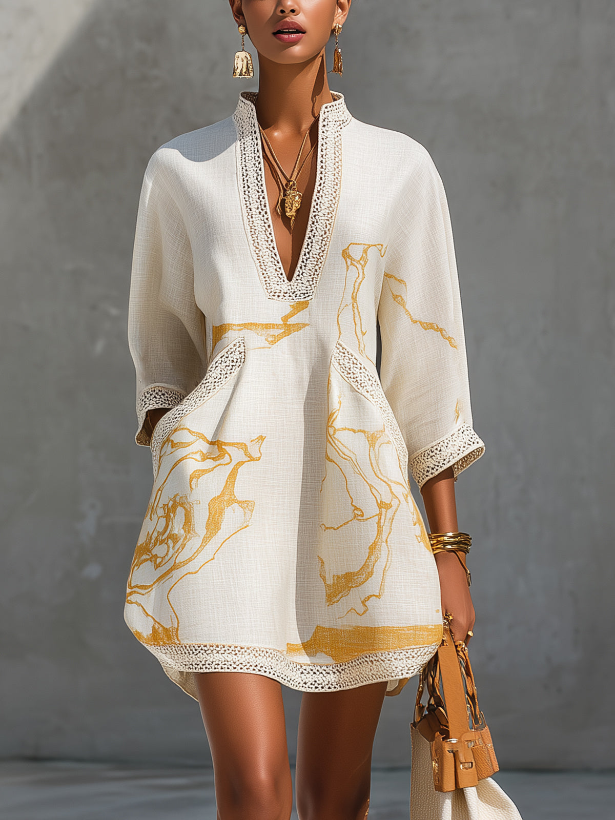 Vestido corto negro con estampado dorado y crochet