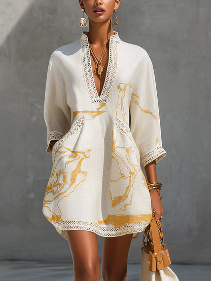 Vestido corto negro con estampado dorado y crochet