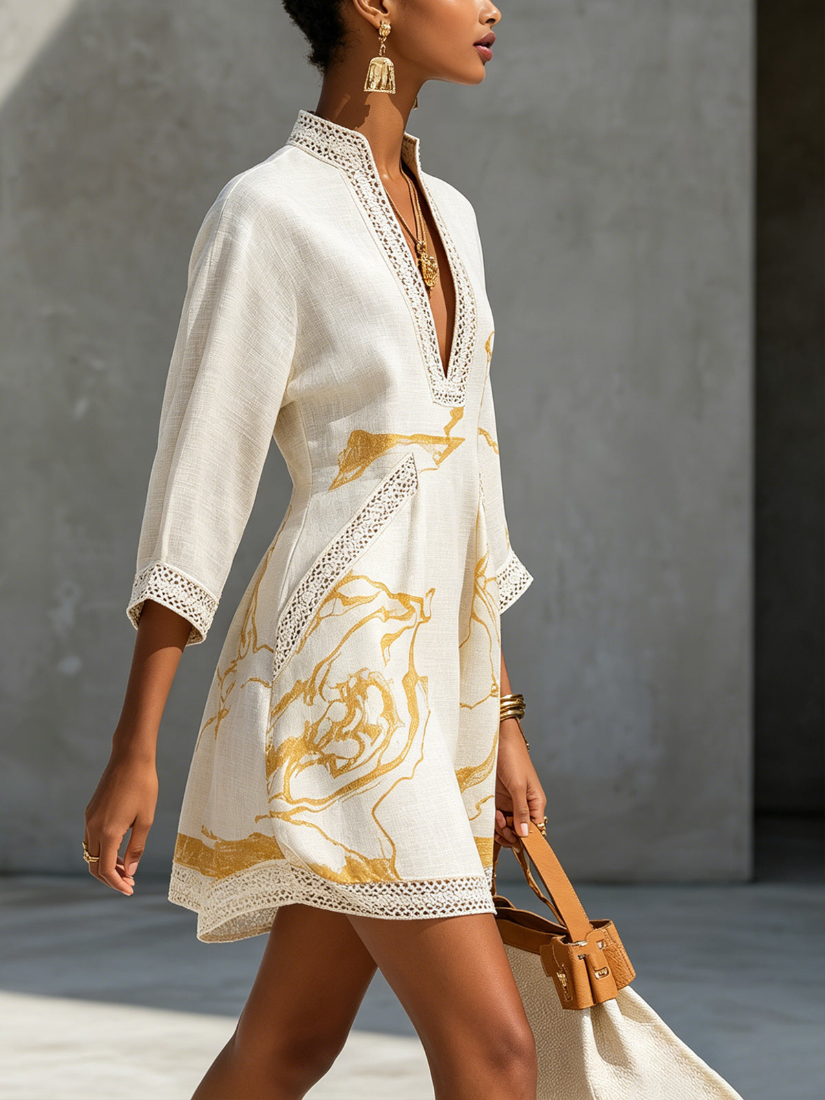 Vestido corto negro con estampado dorado y crochet