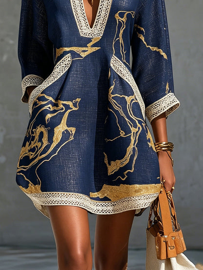 Vestido corto azul marino con estampado dorado y crochet