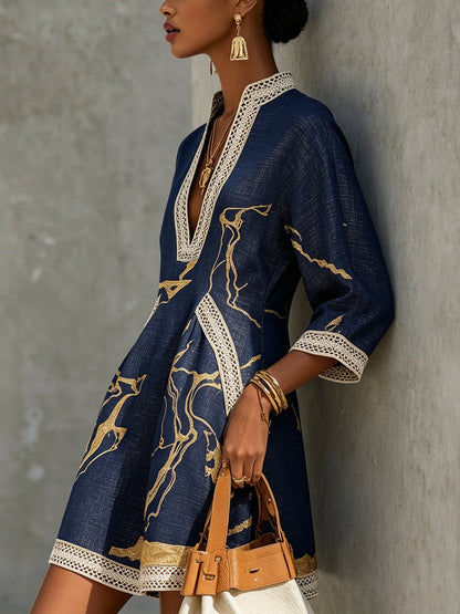 Vestido corto azul marino con estampado dorado y crochet