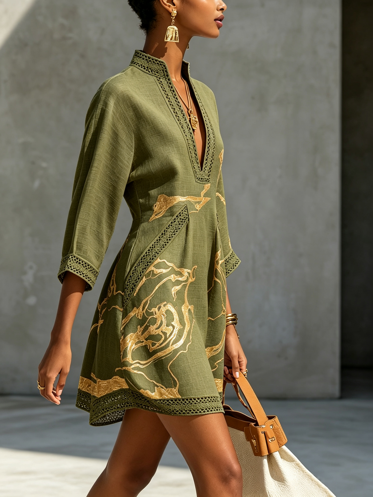Vestido corto negro con estampado dorado y crochet