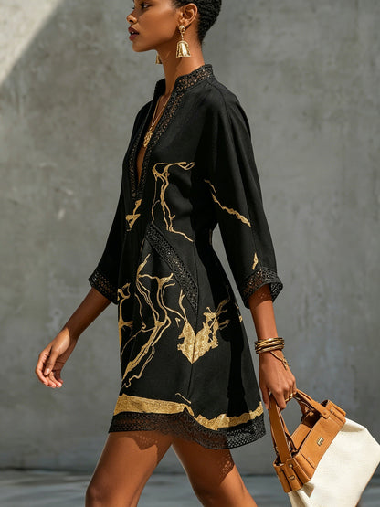 Vestido corto negro con estampado dorado y crochet