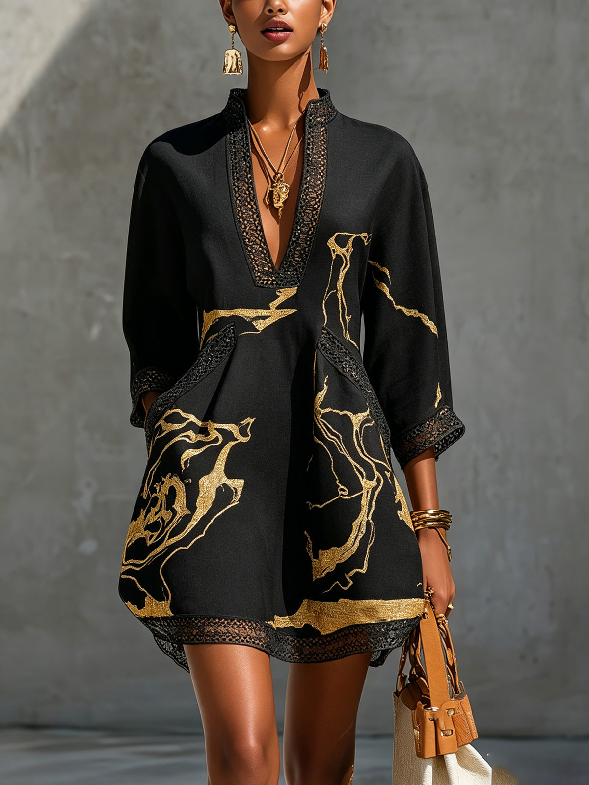 Vestido corto negro con estampado dorado y crochet