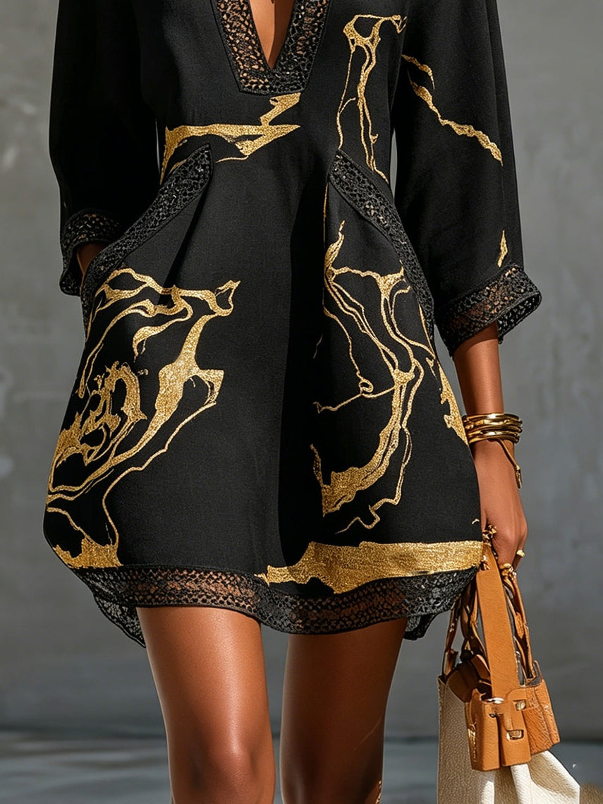Vestido corto negro con estampado dorado y crochet