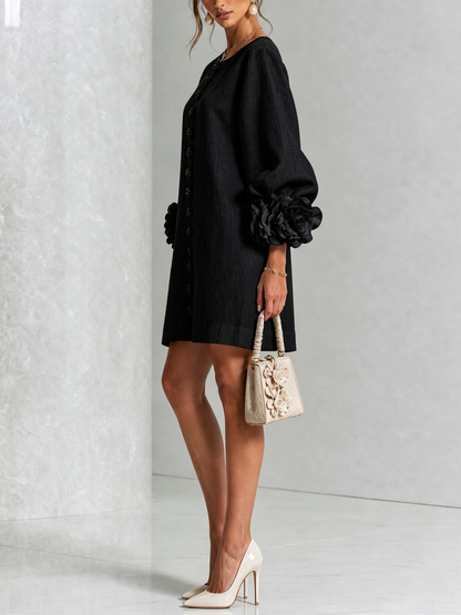 Vestido corto negro con botones y puños de flores