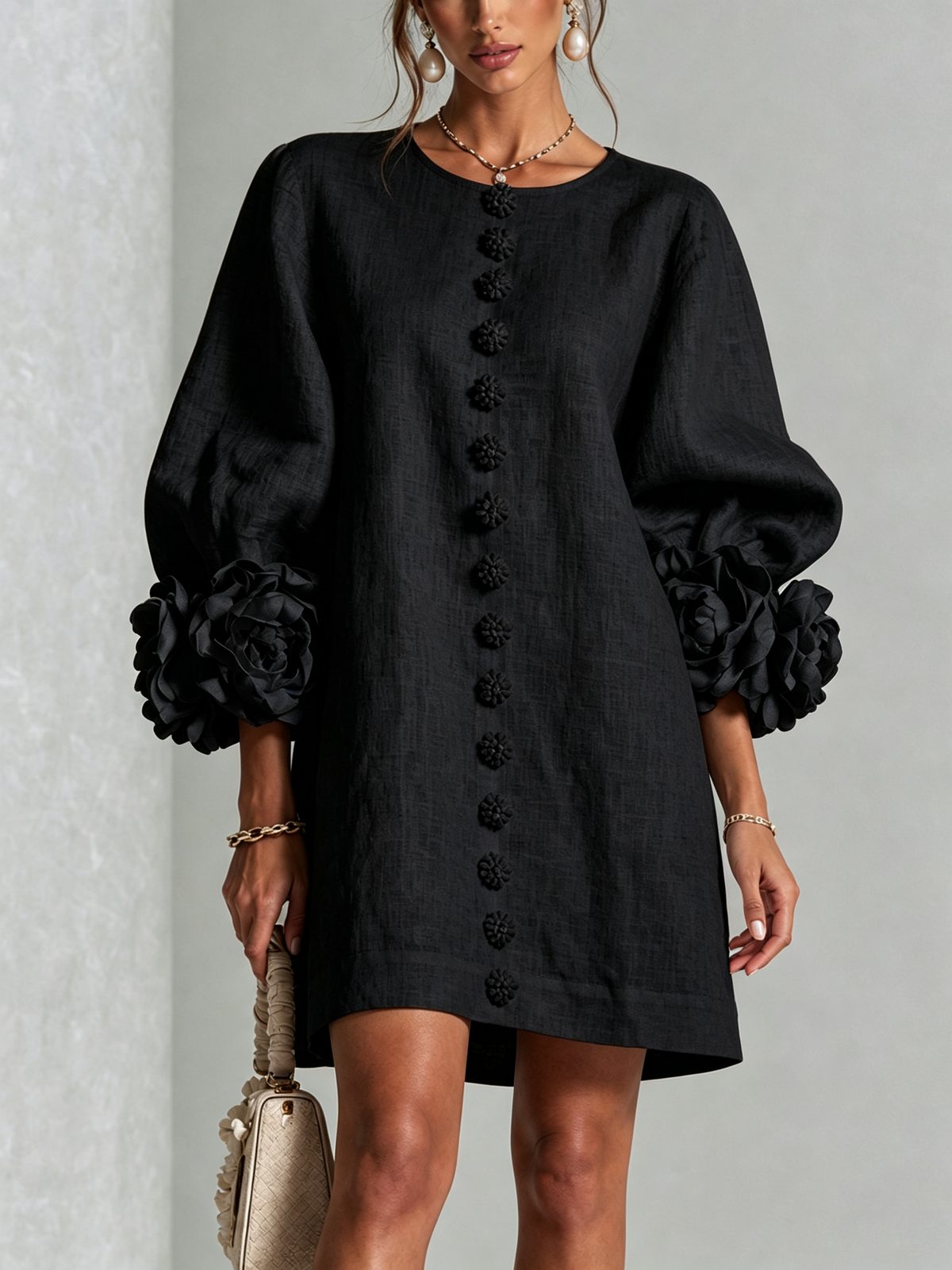 Vestido corto negro con botones y puños de flores