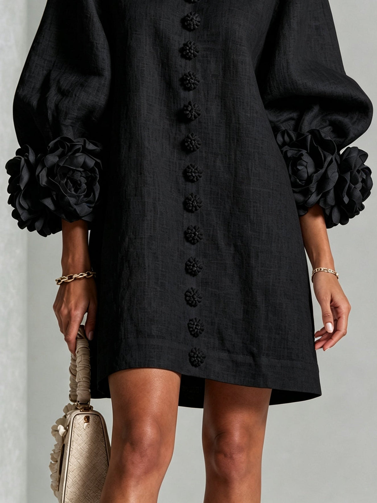 Vestido corto negro con botones y puños de flores