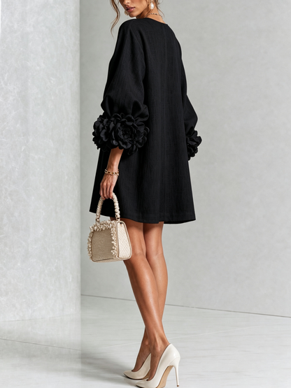 Vestido corto negro con botones y puños de flores
