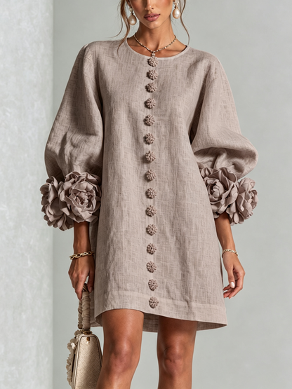 Vestido corto blanco con botones y puños de flores