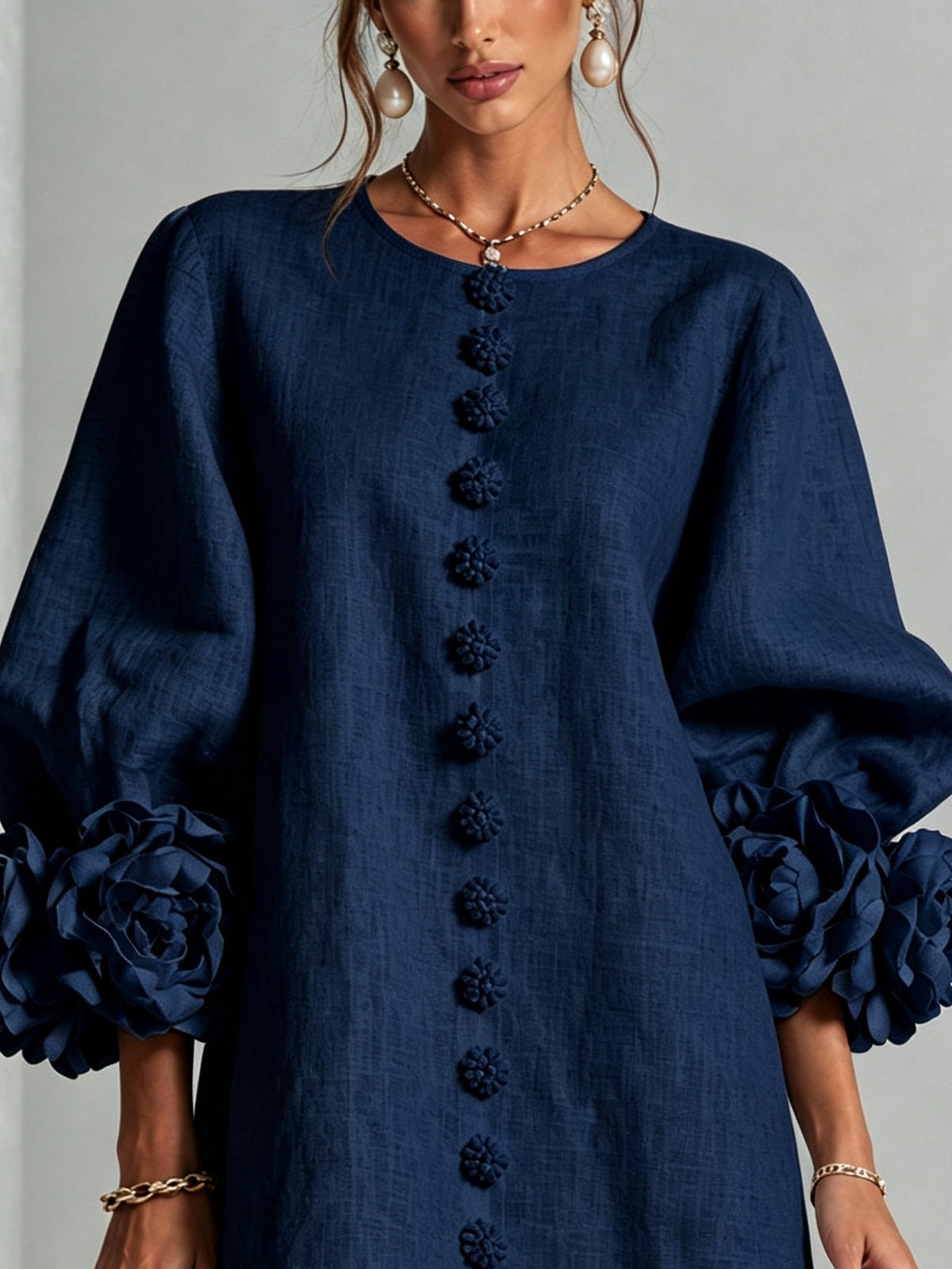 Vestido corto azul marino con botones y puños de flores