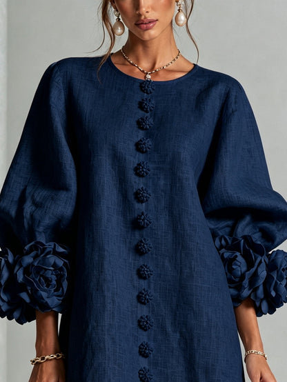 Vestido corto azul marino con botones y puños de flores