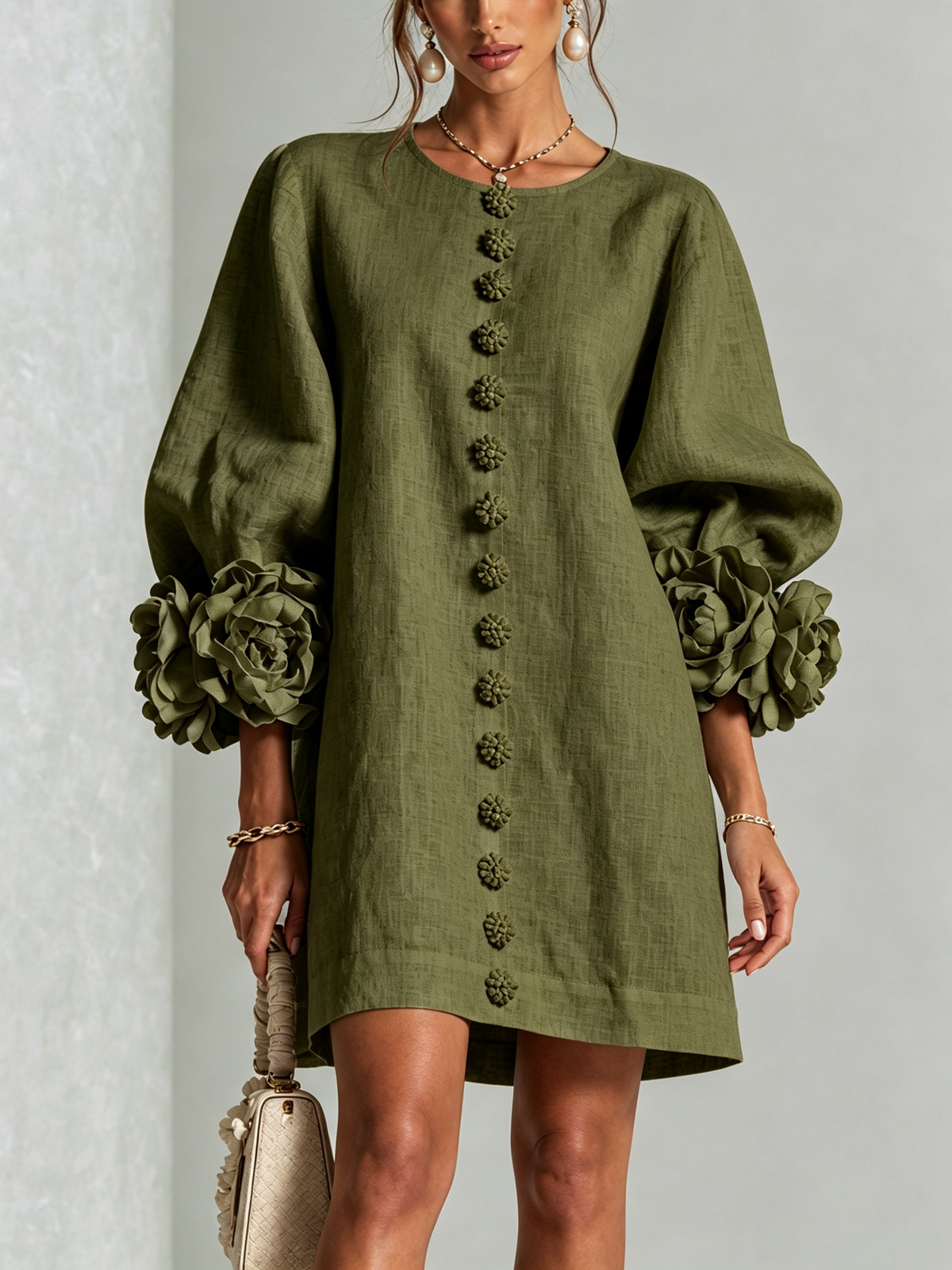 Vestido corto verde oliva con botones y puños de flores