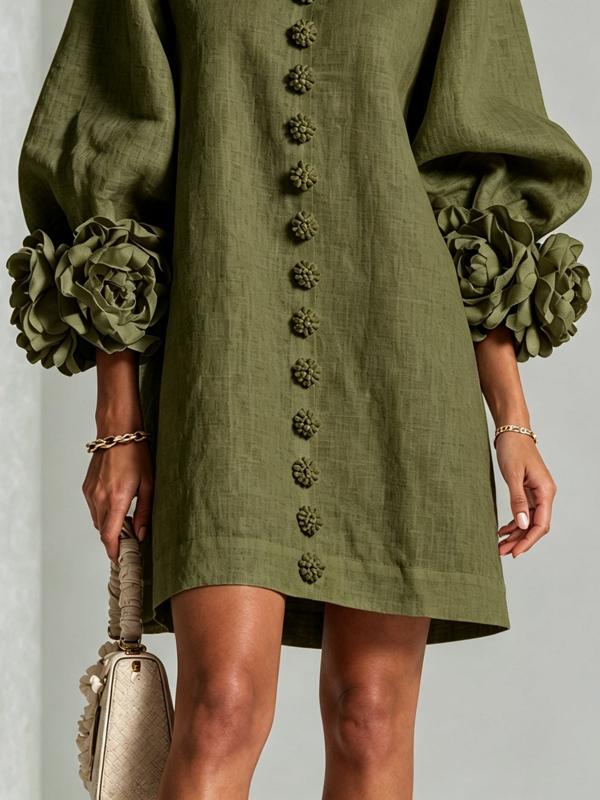 Vestido corto verde oliva con botones y puños de flores