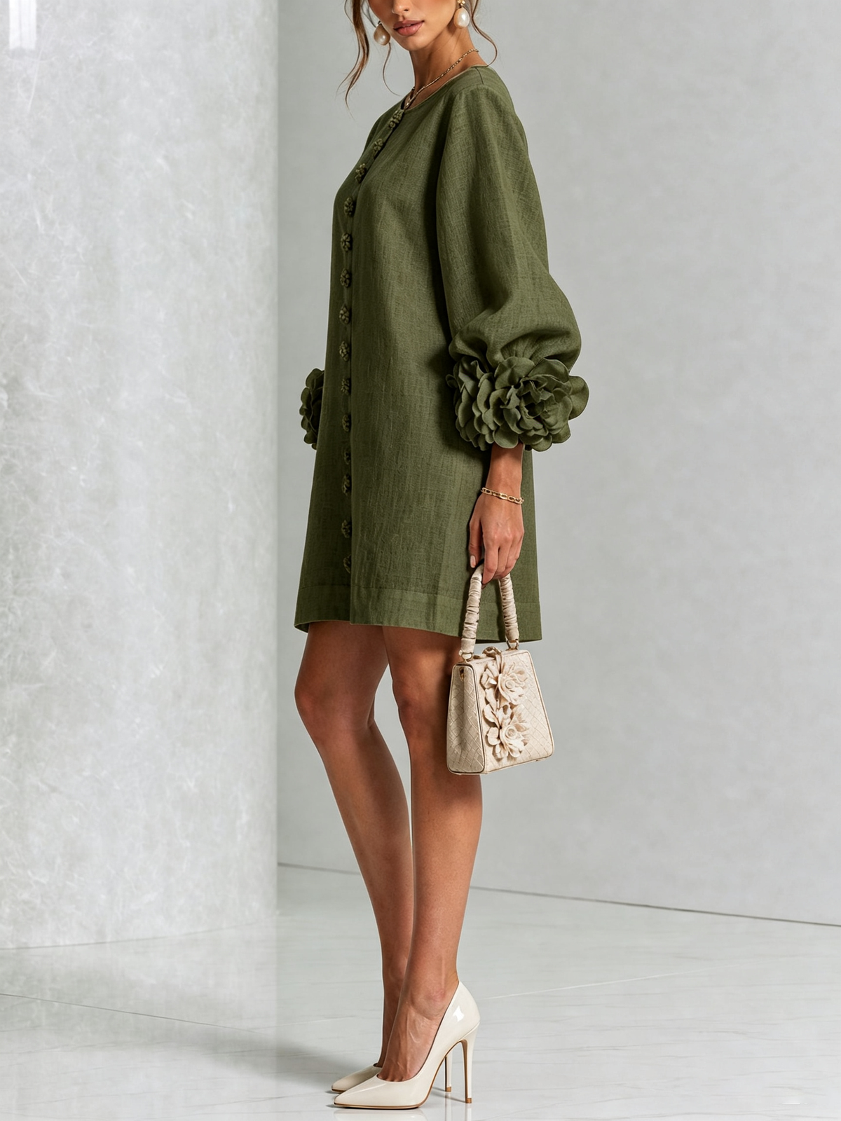 Vestido corto verde oliva con botones y puños de flores