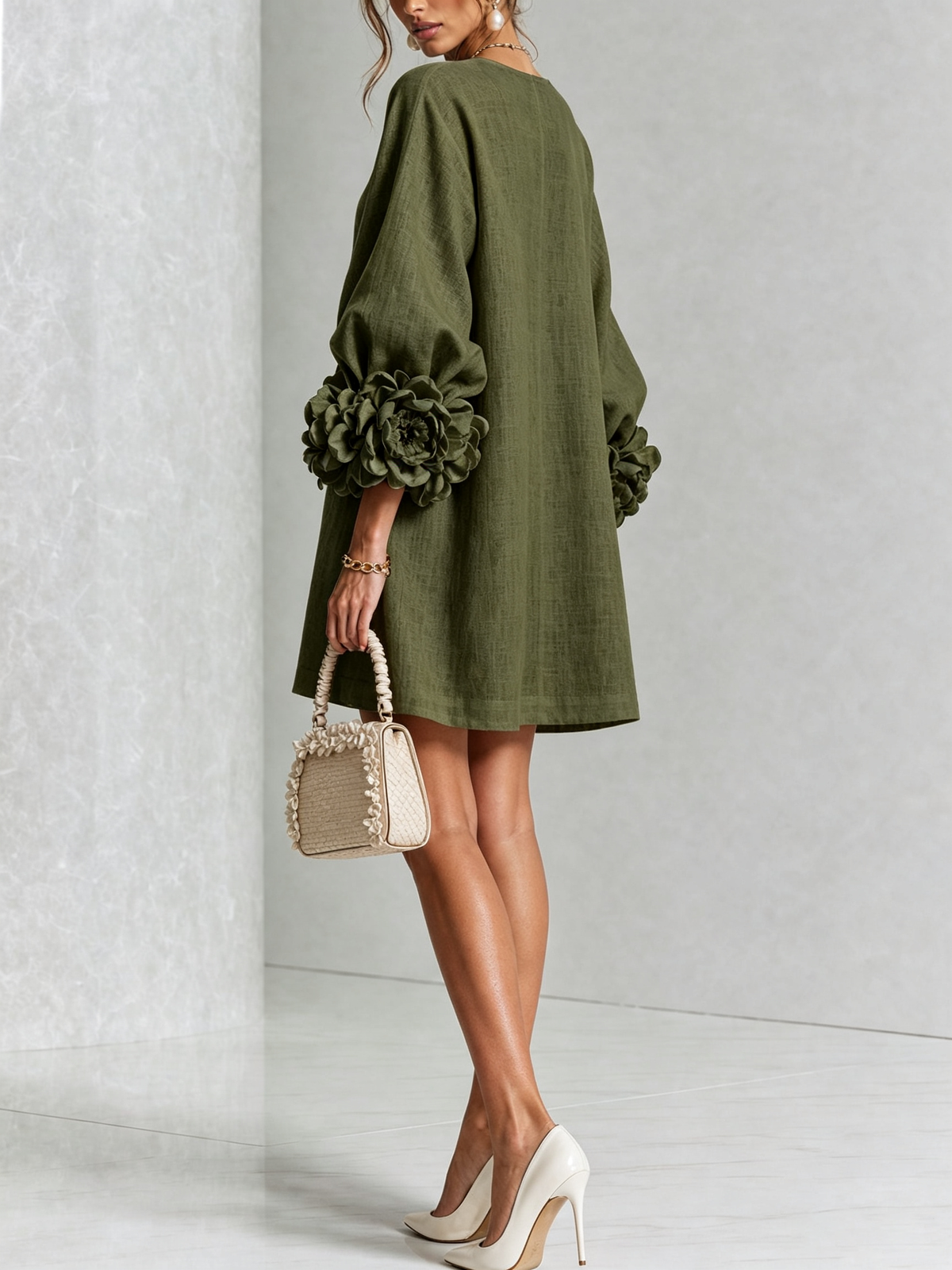 Vestido corto verde oliva con botones y puños de flores