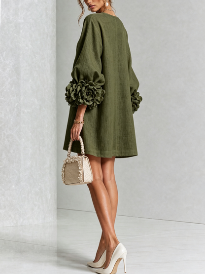 Vestido corto verde oliva con botones y puños de flores