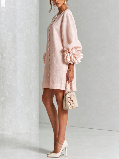 Vestido corto rosa con botones y puños de flores