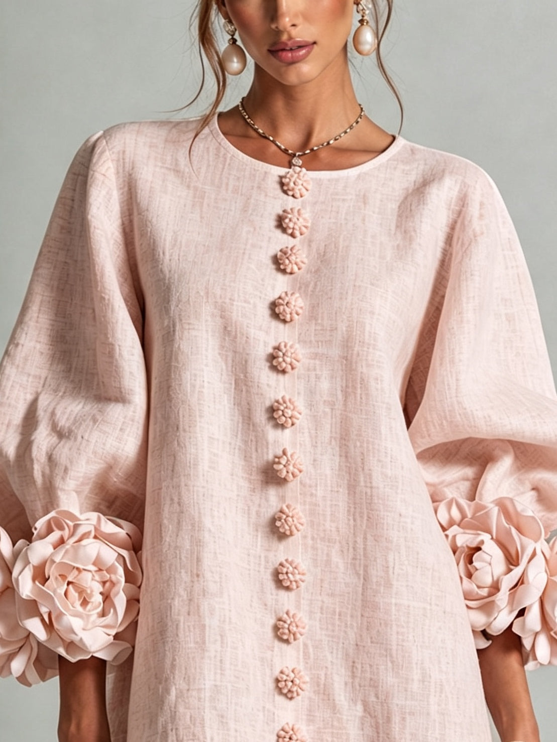 Vestido corto rosa con botones y puños de flores