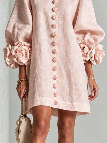Vestido corto rosa con botones y puños de flores