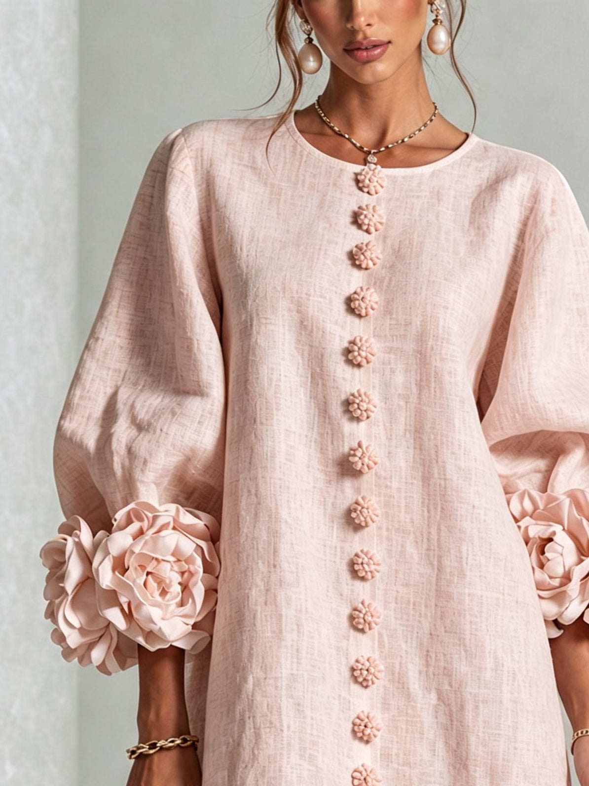 Vestido corto rosa con botones y puños de flores