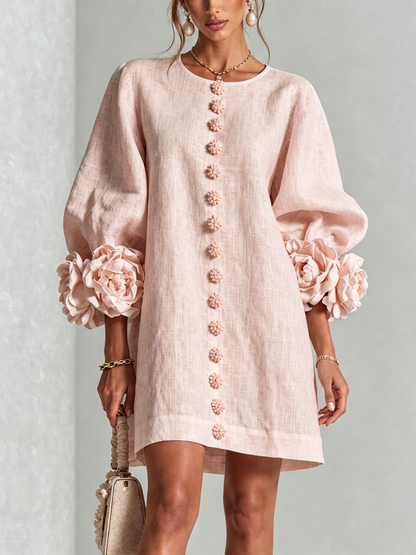 Vestido corto blanco con botones y puños de flores