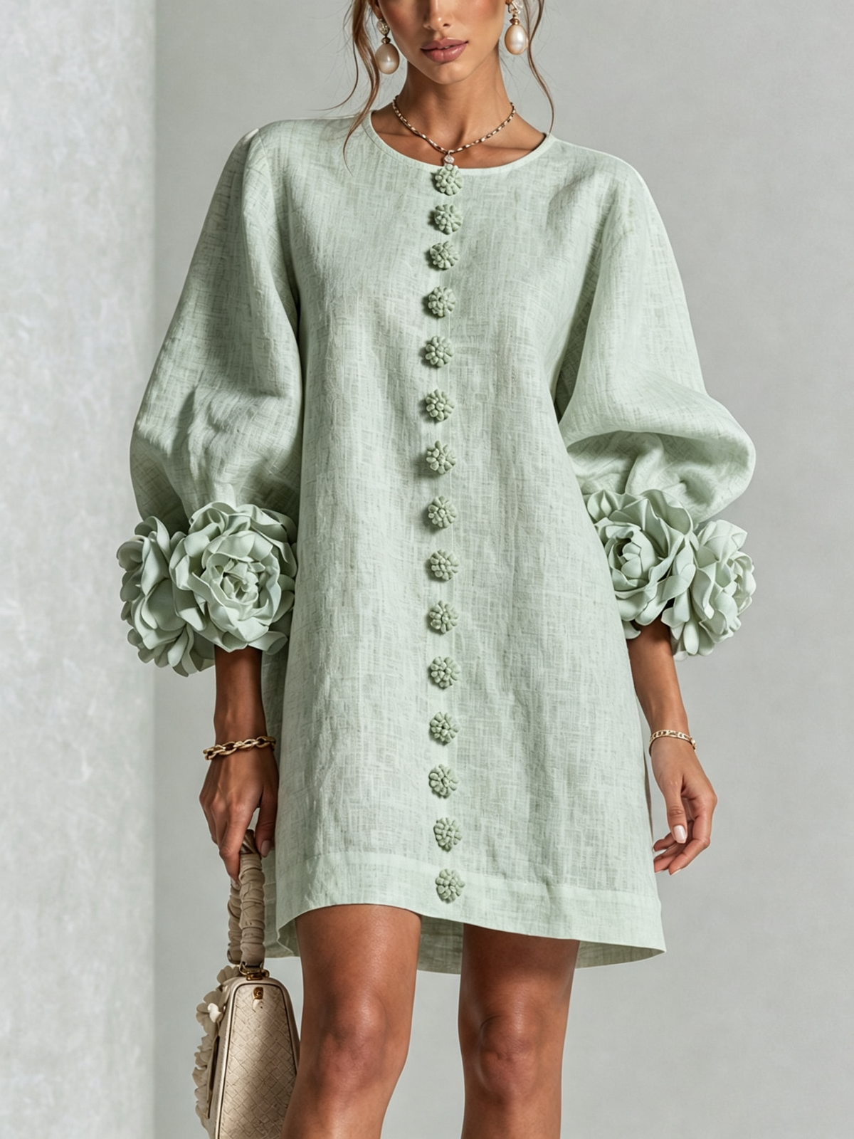 Vestido corto blanco con botones y puños de flores