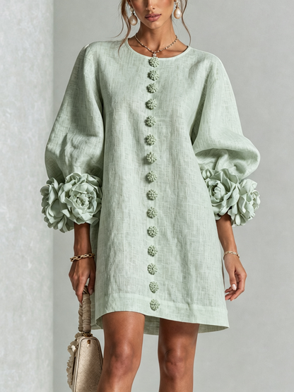 Vestido corto blanco con botones y puños de flores